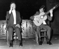 Fotografía: Actuación de Enrique Morente y Manolo Sanlúcar en el Salón de Actos del Ateneo de Madrid. 1970