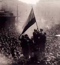 Esta fotografía, tomada por Alfonso Sánchez Portela el 14 de abril de 1931, muestra la proclamación de la Segunda República Española en la Puerta del Sol de Madrid. Fuente: Wikipedia