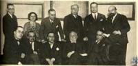 Unamuno en el centro con la Junta Directiva del Ateneo, entre otros Clara Campoamor y Marañon (MundoGrafico/1930-05-02 )