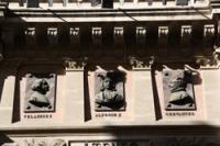 Cervantes en la fachada del Ateneo de Madrid 
