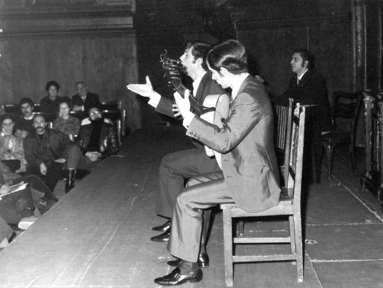Enrique Morente, cantaor, y Manolo Sanlúcar, guitarrista, ilustraron la conferencia de Manuel Ríos Ruiz "En torno al cante flamenco", el 5 de febrero de 1970 en el Ateneo de Madrid.
