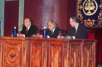 En el centro, Carlos París, presidente del Ateneo; a su derecha  César Navarro, presidente del Ateneo de 1984-1987 y a su izquierda Pedro López Arriba, contador del Ateneo